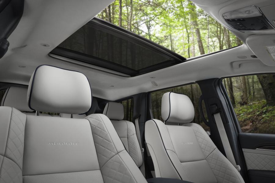 Интерьер Jeep Grand Cherokee Summit (WK2) 2016 года  (фото 3 из 18)